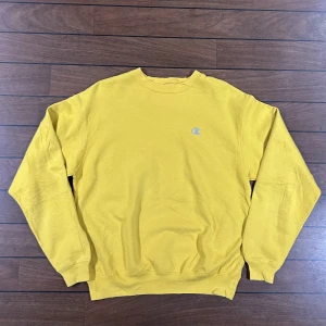 Champion sweatshirt  - Snygg gul vintage champion sweatshirt i storlek M! Bara att skriva om du undrar över något🙏