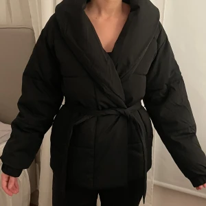 Jacka med skärp - Säljer min svarta jacka med skärp som knappt är använd. Köparen står för frakten💗