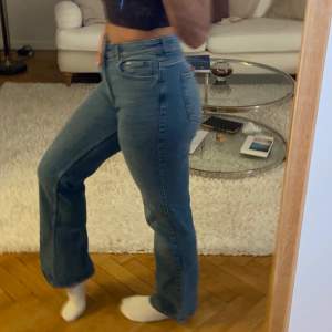 Knappt använda utsvängda jeans från h&m i storlek 38  Högmidjade / medelmidjade 