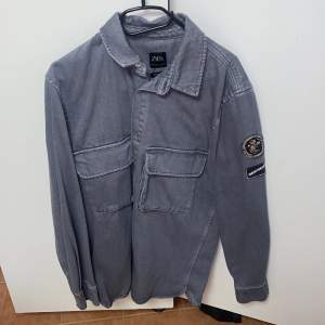 Jeans jacka från zara jätte fräsch använt 1-2 gånger storlek M säljs för 350 men pris kan diskuteras