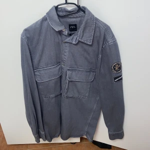 Jeans jacka från zara  - Jeans jacka från zara jätte fräsch använt 1-2 gånger storlek M säljs för 350 men pris kan diskuteras