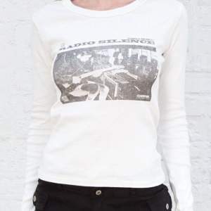 Säljer denna vita långärmade t-shirten med tryck från Brandy Melville. Tröjan är i onesize och passar nog runt xxs-s. Köptes för 220kr. Säljs för 120 + frakt.