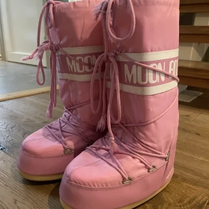 Moon boots - Använt få gånger, inga fläckar eller tydliga defekter förutom att en knut på snöret har gått upp men inget som stör och den går att knyta! Färgen är som sista bilden, dåligt ljus på mina