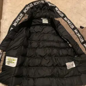 Äkta Moncler jacka. Helt ny testad.. storlek M. Kostar 14000 ny... 