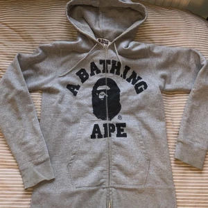 Bape hoodie - Äkta, köpt på Secondplace. Säljer då den aldrig passat