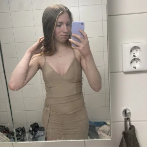 Beige klänning - En fin figursydd klänning i beiget, bekvämt material. Formar höfter fint och är inte allt för kort. Kan mötas upp Nyköping. Storlek 34. För fler bilder skicka meddelande. 😊