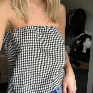 Rutig topp - Snygg topp i jättebra skick! Passar xs-s! Kan mötas upp eller frakta! 