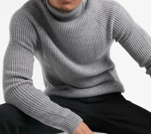 Bershka ribbed sweater polo tröja turtleneck - Bershka ribbed sweater polo tröja/turtleneck i grå. Så elegant. Oanvänt, helt ny. Storlek M. Inköpt för 289 kr. Kan träffas i Norrköping/Stockholm eller fraktas för 21 kr