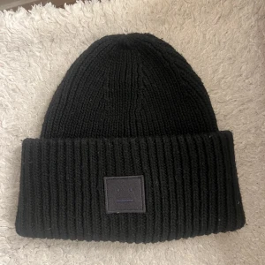 Acne mössa - Säljer min acne mössa som jag köpte här på Plick, som jag endast använt en gång då jag har en likadan fast i annan färg!