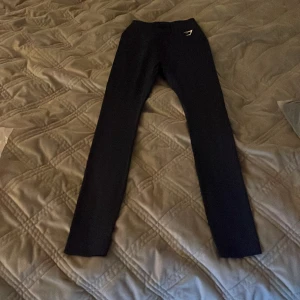 Tights Gymshark - Hej💕 säljer mina tights från gymshark fick de i julklapp men de var lite för små och hann inte byta till en större storlek då de är helt nya och  aldrig använda.