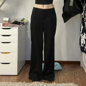 Lågmidjade kostymbyxor  - Superfina lågmidjade kostymbyxor som tyvärr är för stora på mig. Köpta second hand men är i bra skick🤍