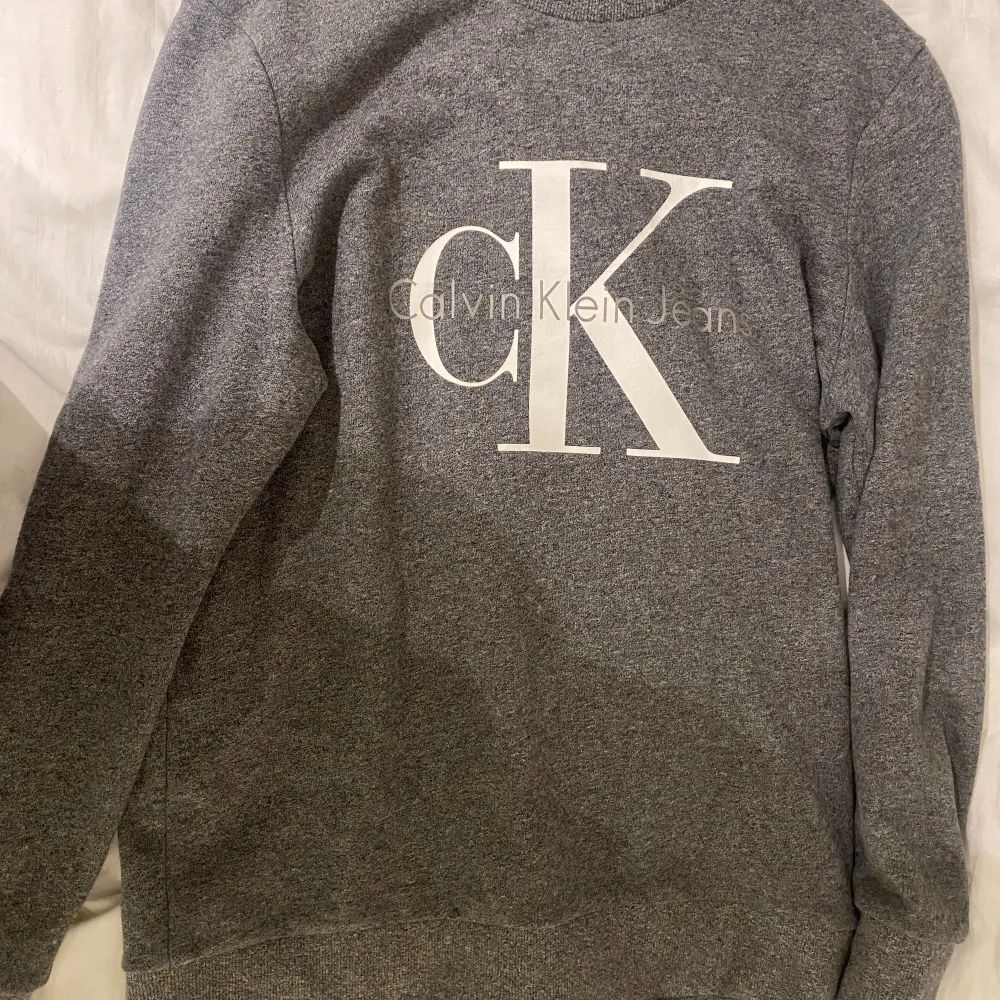Superfin Calvin Klein sweatshirt i storlek XS. I nyskick, knappt använd. Säljer för 150kr, köparen står för frakten . Tröjor & Koftor.