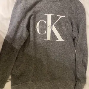 Superfin Calvin Klein sweatshirt i storlek XS. I nyskick, knappt använd. Säljer för 150kr, köparen står för frakten 