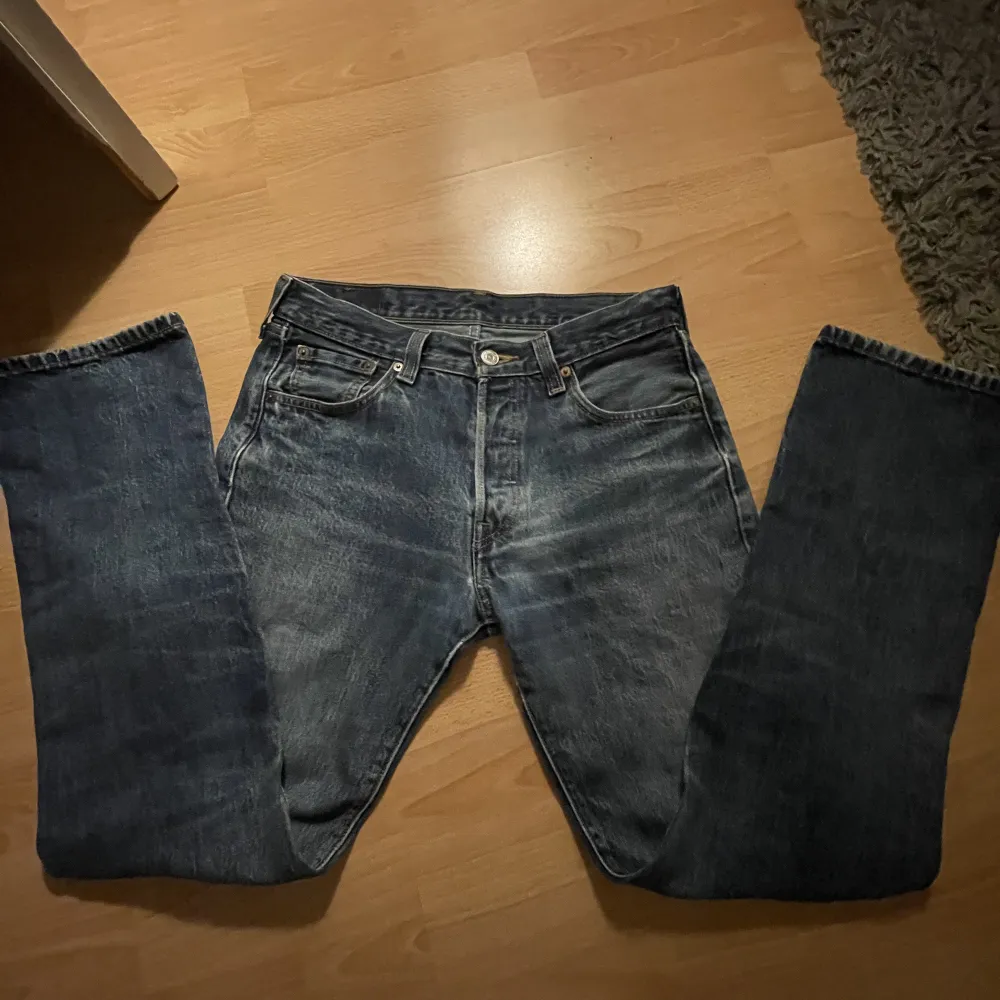 Säljer mina svin snygga Levis jeans jag köpte second hand då jag har för många jeans. De är använda en gång och köpta i december. Lågmidjade och lite baggy på mig. Pris kan diskuteras, skriv för fler bilder❣️❣️jag bär vanligtvis xs/s. Jeans & Byxor.