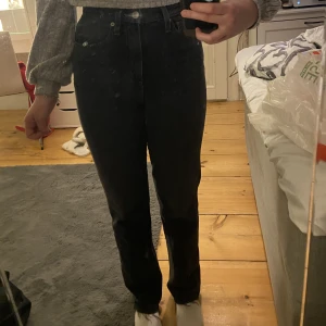 Jeans - Ett par superfina jeans i storlek XS som är ifrån Fashion Nova✨Säljer dom pågrund utav att de tyvärr är för små.