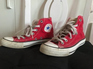 Converse stl 37,5 - Säljer dessa röda Converse, de är knappt använda. 