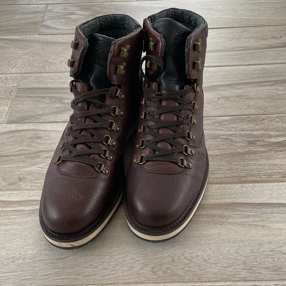 Massimo Dutti vinters skor i Strl.45. Köpta på Massimo Dutti butik i Stockholm ett par år sen, använd bara några gånger, i ny skick.. Skor.