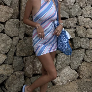 klänning - sååå fin sommar klänning!! har tyvärr aldrig kommit till användning så endast testad!! storlek M 🥰 så skönt material