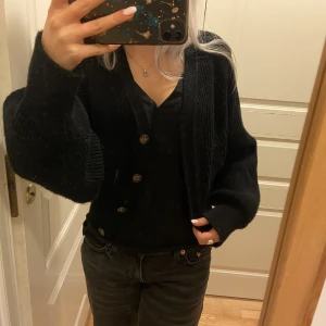 Svart kofta  - En kofta från Nelly som har använts några gånger😇💗(pris går att diskutera)