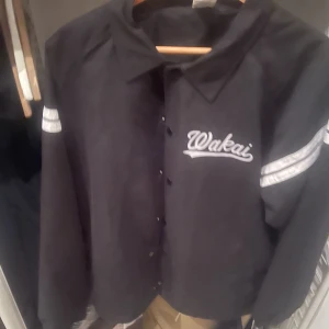 Wakai tunn jacka, storlek L - Tunn Jacka från Wakai i bra skick, inhandlad på Bali, använd ett fåtal gånger, storlek L