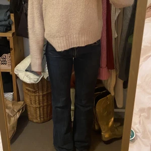 Lowwaist Levis - Perfekta mörkblå lågmidjade Levisjeans! I bra skick, köpt secondhand men bara använda fåtal gånger. Står ej storlek på dom men jag brukar ha strl 36 i byxor och 26-27/34 i tex weekdays jeans för referens. Skriv vid frågor! 💓