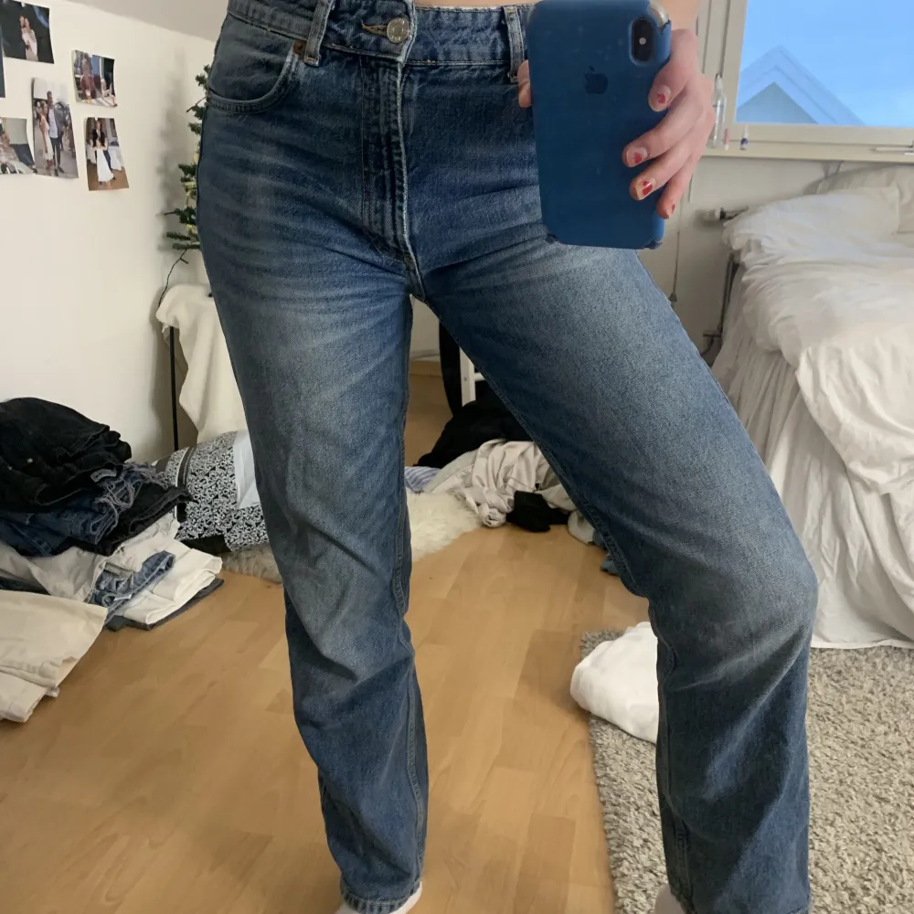 Populära low waisted jeans från Zara. Sitter superfint. Jeans & Byxor.