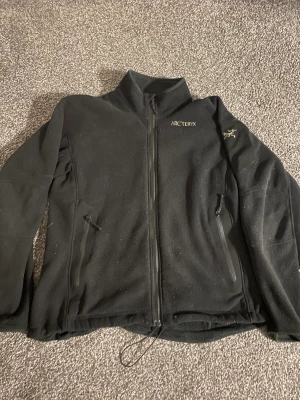 arcteryx fleece jacka - snygg fleece säljer för att den inte blir använd  är runt 183 men är lite för liten för mig pris ej hugget i sten