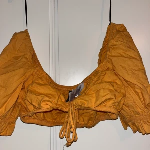 Orange croptop - Orange somrig croptop🧡 endast använd ett fåtal gånger