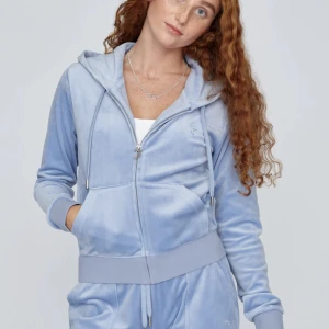 Ljusblå juicy set - Säljer mitt ljusblåa juicy set då det inte kommer till användning längre det är i bra skick och ser nytt ut. Det köptes i september från juicycoutures egna hemsida, byxorna är i strl xs och tröjan i s.  Om du e intresserad av fler bilder meddela mig🤗