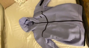 Lila Nike tech fleece - En lila Nike tech fleece som inte använts så mycket. Den är nästan helt ny och där är inga hål, fläckar eller andra defekter.