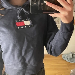 Tommy jeans hoodie - En lite kortare hoodie i marinblå inga skador, nästan oanvänd