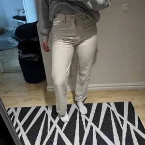 Beige jeans STAY - Säljer mina STAY wide mid jeans i färgen beige💖 aldrig använda och i stl M 💕 50kr + frakt 