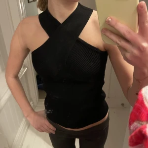 Cool topp - Cool topp med korsade band runt halsen.  Använd 2-3 gånger, från Zara. 