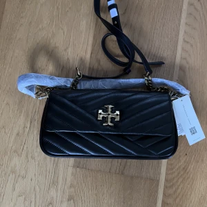 tory burch väska - Helt ny Tory burch väska. Dust bag ligger oanvänd i väskan. Prislapparna sitter kvar. 