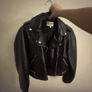 Skinn jacka  - Skinn jacka från NA-KD, väldigt bra kvalitet då den knappt är använd. Nypris: 999kr 