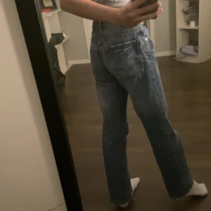 Lågmidjade jeans - Säljer dem här pågrund av att dem inte kommer till användning längre Passar perfekt på mig som är 154 lång. 