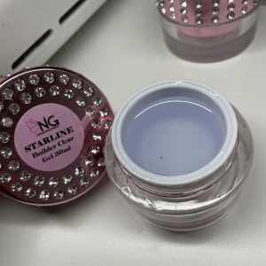 Genomskinlig gelé från nagelgiganten - från nagelgiganten. En genomskinlig gele med ganska hög viskositet så den rinner inte ut i nagelbanden. Passar perfekt över glitter eller att bygga nageln med, finns något glitterkorn i men går lätt att ta bort. Använd 1 gång. Skriv privat om du hfrågor. 