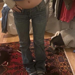 Brielle 90s jeans - Köpta på brandy Melville. Jag har använt dem 1 gång. De är ganska långa. Utsvängda typ, och det finns bara en stolrlek men skulle säga att de passar s. De är typ mid waist/ low waist😍❤️🍾😨🙏💋
