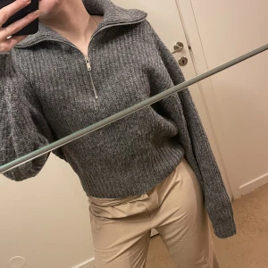 Grå stickad tröja med dragkedja - Grå stickad tröja med dragkedja i bra skick säljes. Varsamt använd och bra kvalitet men kommer ej till användning. Nypris: 399 mitt pris: 290, ganska liten i storleken och inte så oversized 