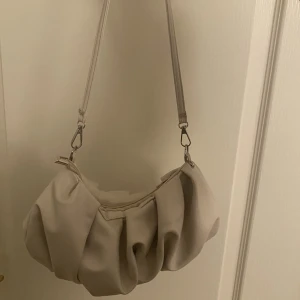 Beige Handväska - Superfin beige handväska Funkar med allt Mycket utrymme i väskan Be om fler bilder om ni vill ha det