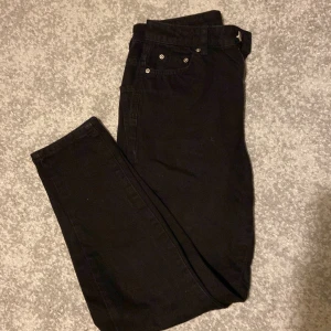 svarta jeans från gina tricot - svarta jeans ifrån gina tricot. använda några gånger. 
