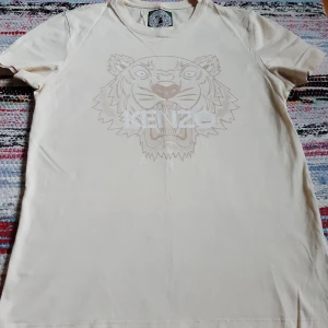 T-shirt  - Säljer en T-shirt i storlek S av märket Kenzo. I fint skick. 