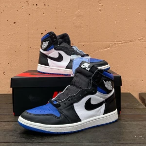 Jordan 1 High ”royal toe” -  Säljer ett par använda Jordan 1 ”royal toe” i storlek 40 utan några större flaws. Skorna kommer med lådan och extra skosnören som man ser på bilden. Om ni vill ha mer bilder så är det bara att fråga.😁