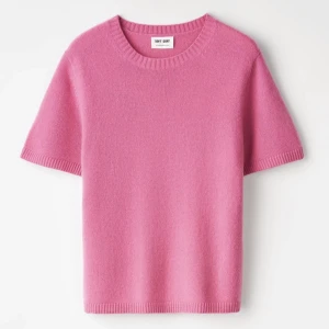 Stickad Rosa Kashmir Soft Goat Tröja - Intressekoll på min så fina Softa Goat tröja då den tyvärr inte kommer till användning. Använd ett fåtal gånger. Nypris 2095 kronor. 100% Kashmir. Priset går att diskutera!!