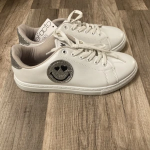 Vitta skor me smiley  - helt oanvända original pris 450kr säljer för 350kr💕