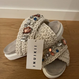 Inuikii tofflor, nya - Helt nya i kartong. Storlek 38 men mer en 37 eller liter 38. Medföljer alla tags och tillhörande kartong.