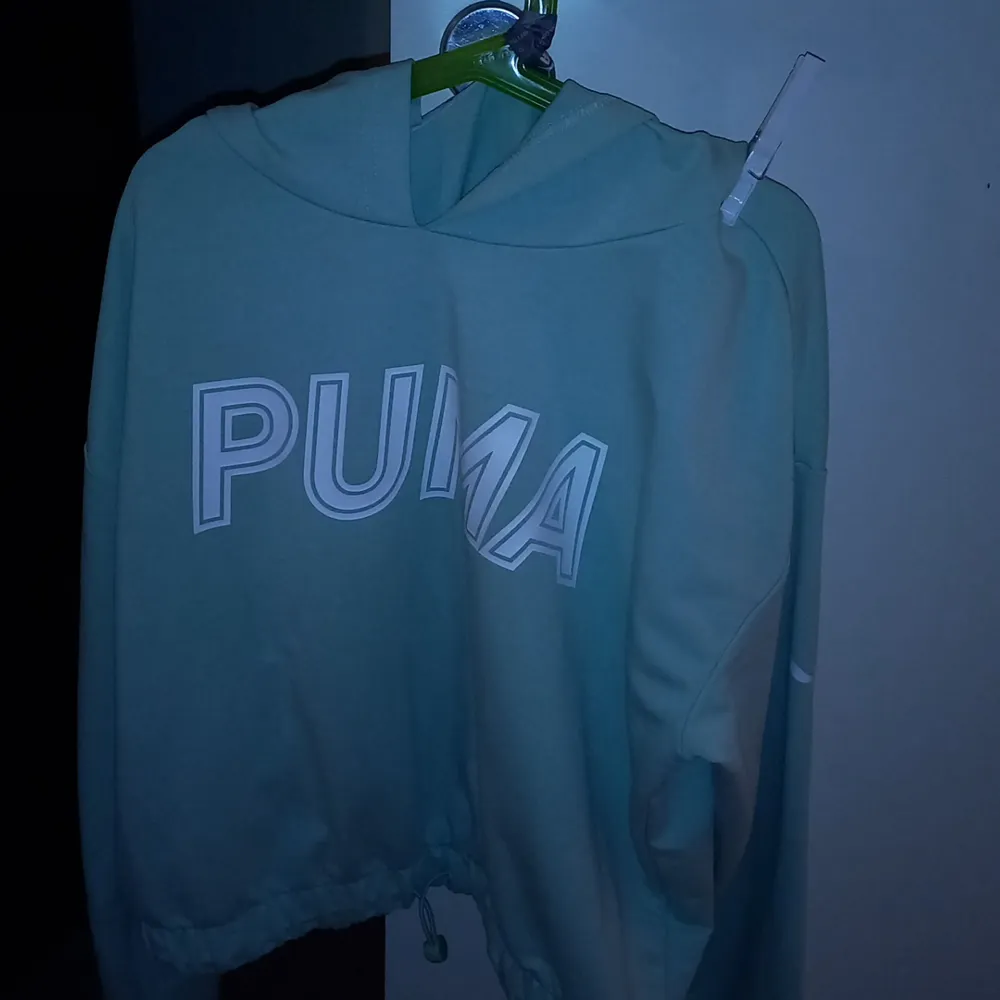 Snygg ljus geön Puma hoodie! Säljer den för att jag har växt ur den. Priset kan diskuteras 🤍. Hoodies.