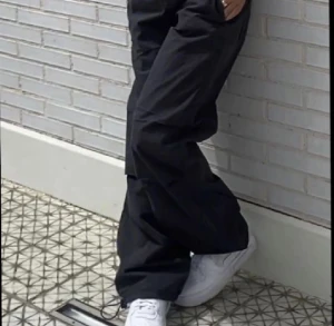 Parachute pants - Parachute byxor från Zara i storlek S. Har aldrig använt dem. Säljer för 150!🥰 Skriv om mer bilder behövs💕