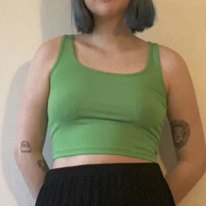 Ljusgrön croptop - Färgen är lite svår att se på bilderna men den är ljus/klargrön, mest likt första bilden. Passar S-L. Stretchig och jätteskönt material! Använd typ 2-3 gånger.