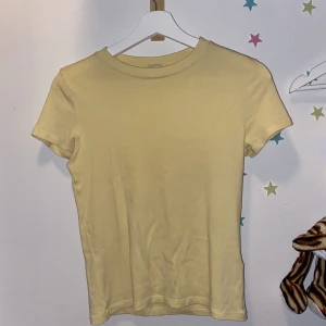 Monki tröja - Ljusgul tröja för monki, använd ett par gånger. Bra skick och super skön bomull material. Lägsta bud: 40 